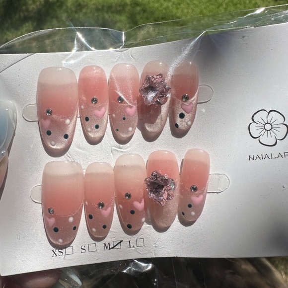 Press on nails - Picture 1 of 1